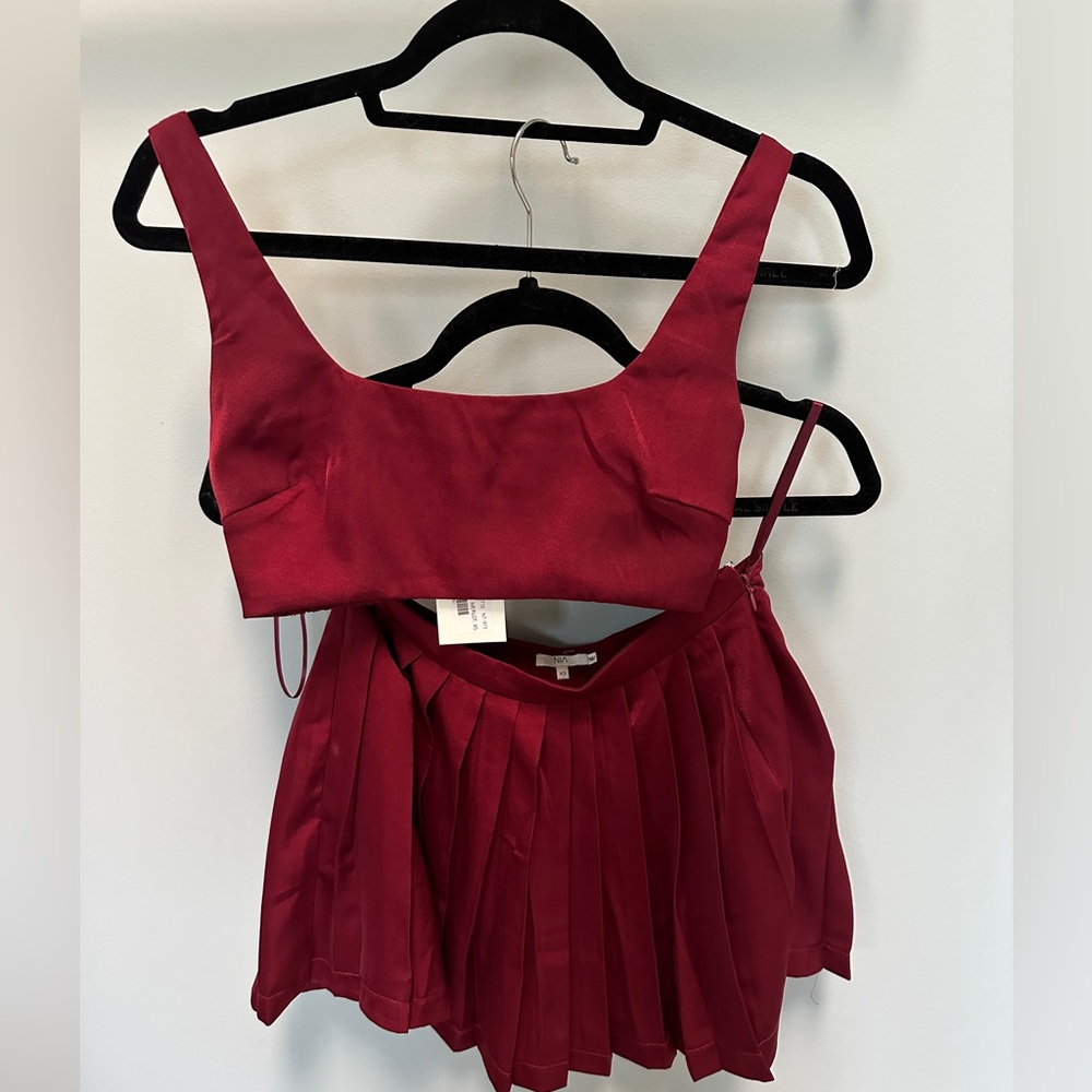 Red 2-piece pleated skirt and crop top set